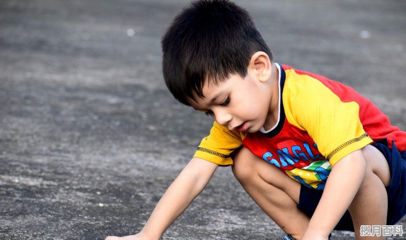 矮个子男生穿什么颜色的裤子好看，小个子男生裤子穿搭