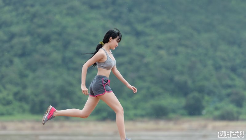 冬季束脚运动裤配什么鞋_冬季女生运动风穿搭